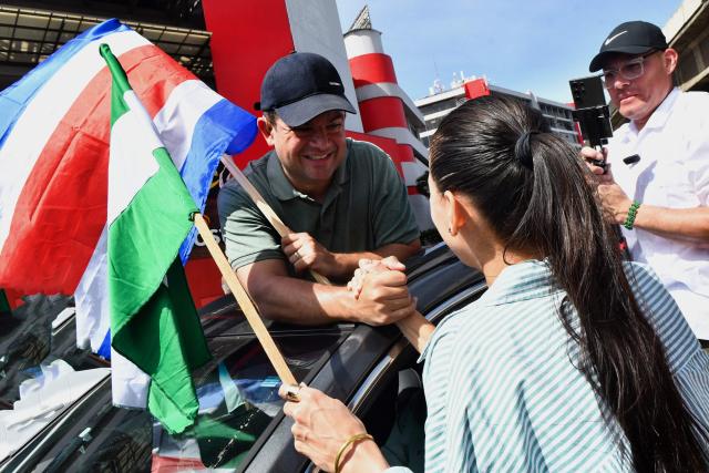 Costa Rica's presidential candidate of the Liberation party, Alvaro Ramos, greets a supporter during his closing campaign rally in San Jose on January 25, 2026. Right-wing politician Laura Fernandez appears set to win Costa Rica's presidential election in the first round, according to two opinion polls published on January 21. (Photo by EZEQUIEL BECERRA / AFP)