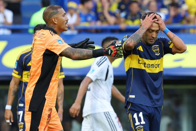 Boca Juniors' forward #11 Lucas Janson (R) reacts after failing to score next to Deportivo Riestra's goalkeeper #01 Ignacio Arce during the Argentine Professional Football League 2026 Apertura Tournament match between Boca Juniors and Deportivo Riestra at La Bombonera Stadium in Buenos Aires on January 25, 2026. (Photo by ALEJANDRO PAGNI / AFP)