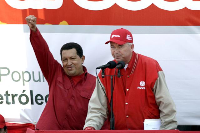(FILES) Venezuelan President Hugo Chavez (L) raises his fist in salutation as Energy minister and president of state-owned Petroleos de Venezuela oil company Rafael Ramirez (R) speaks on May 1, 2007 during a ceremony at the Jose Antonio Anzuategui industrial complex in Barcelona, Venezuela. Former oil czar Rafael Ramirez denounced on January 25, 2026, that Venezuela is seeking to “privatize” its industry with a reform of its Hydrocarbons Law, which has already been voted in favor of with a view to facilitating business with Washington and increasing the flow of dollars. (Photo by JUAN BARRETO / AFP)