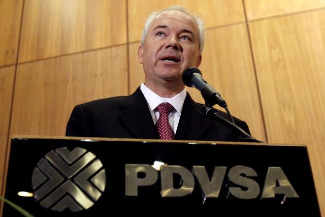 (FILES) Venezuelan Energy minister and President of the country's state-owned oil company PDVSA, Rafael Ramнrez, delivers a speech during a signing of agreements ceremony in Caracas, on April 25th, 2007. Former oil czar Rafael Ramirez denounced on January 25, 2026, that Venezuela is seeking to “privatize” its industry with a reform of its Hydrocarbons Law, which has already been voted in favor of with a view to facilitating business with Washington and increasing the flow of dollars. (Photo by JUAN BARRETO / AFP)