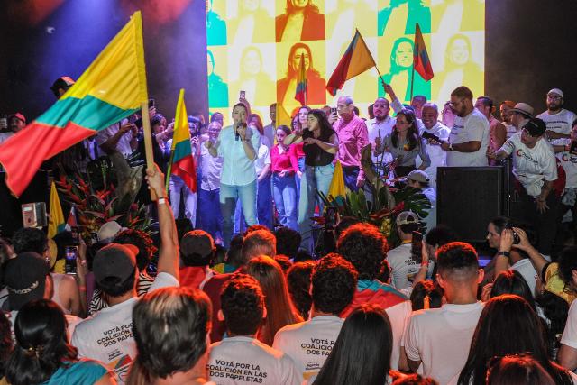 Costa Rica's presidential candidate of the Citizen Agenda Coalition and former first lady, Claudia Dobles (C-L), gestures during her closing campaign rally at the Mercadito La California in San Jose on January 25, 2026. Right-wing politician Laura Fernandez appears set to win Costa Rica's presidential election in the first round, according to two opinion polls published on January 21. (Photo by ALEJANDRO PAGNI / AFP)
