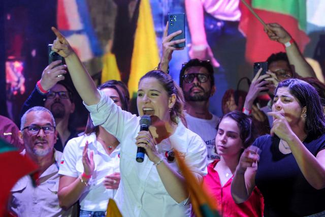 Costa Rica's presidential candidate of the Citizen Agenda Coalition and former first lady, Claudia Dobles, gestures as she speaks during her closing campaign rally at the Mercadito La California in San Jose on January 25, 2026. Right-wing politician Laura Fernandez appears set to win Costa Rica's presidential election in the first round, according to two opinion polls published on January 21. (Photo by Marvin CARVACA / AFP)