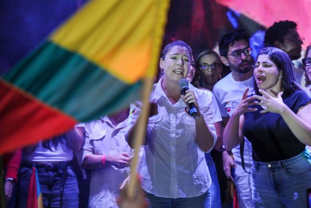 Costa Rica's presidential candidate of the Citizen Agenda Coalition and former first lady, Claudia Dobles (C), gestures as she speaks during her closing campaign rally at the Mercadito La California in San Jose on January 25, 2026. Right-wing politician Laura Fernandez appears set to win Costa Rica's presidential election in the first round, according to two opinion polls published on January 21. (Photo by Marvin CARVACA / AFP)