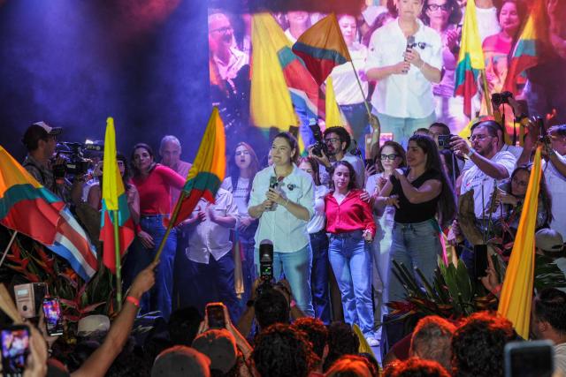 Costa Rica's presidential candidate of the Citizen Agenda Coalition and former first lady, Claudia Dobles (C), gestures during her closing campaign rally at the Mercadito La California in San Jose on January 25, 2026. Right-wing politician Laura Fernandez appears set to win Costa Rica's presidential election in the first round, according to two opinion polls published on January 21. (Photo by Marvin CARVACA / AFP)