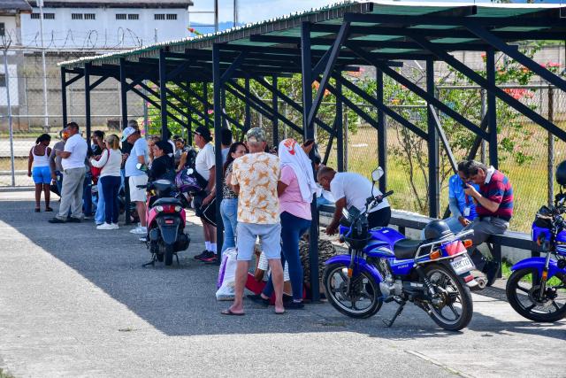 Relatives of prisoners wait for news about the release of prisoners outside of the “Centro de Formaciуn Hombre Nuevo” prison in Tocuyito, Carabobo State, Venezuela, on January 25, 2026. More than 100 political prisoners were freed on January 25 in Venezuela, where detainees are slowly being released under pressure from the United States, the non-governmental organization Foro Penal said. (Photo by AFP)