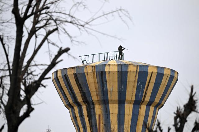An Indian security personnel stands guard on the top of a water tank during India's 77th Republic Day celebrations in Srinagar on January 26, 2026. (Photo by Tauseef MUSTAFA / AFP)