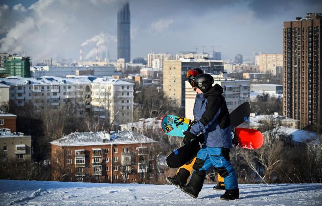 Snowboarders prepare to slide down a slope at the Kant Ski Club in southern Moscow on January 26, 2026. (Photo by Alexander NEMENOV / AFP)