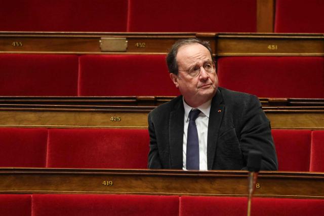 Socialistes et Apparentes' MP Francois Hollande attends a parliamentary debate on legislative process for a social media ban on under-15s at the Assemblee Nationale, France's lower house Parliament in Paris on January 26, 2026. French lawmakers are set to vote on draft legislation to ban social media for under-15s, an effort championed by President Emmanuel Macron as a way to protect children from excessive screen time. The legislation, which also provides for a ban on mobile phones in high schools, follows Australia banning social media for under-16s in December, a world first. As social media has grown around the world, so has concern that too much screen time is arresting child development and contributing to declining mental health in minors. (Photo by Ludovic MARIN / AFP)