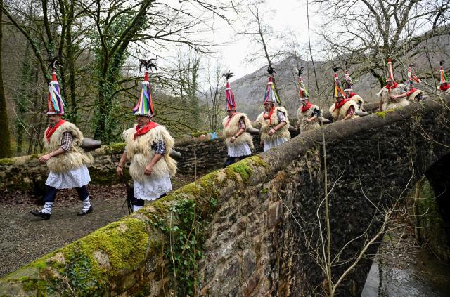 "Joaldunak" (bellringers in Basque language) march with big cowbells hanging on their backs during the traditional carnival of Ituren, in the northern Spanish province of Navarre on January 26, 2026. Locals from the neighbouring villages of Ituren and Zubieta dress up and participate in a pilgrimage through both villages in this annual three-day festival, revolving mainly around agriculture and sheep herding. (Photo by ANDER GILLENEA / AFP)