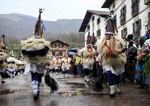 "Joaldunak" (bellringers in Basque language) march with big cowbells hanging on their backs during the traditional carnival of Ituren, in the northern Spanish province of Navarre on January 26, 2026. Locals from the neighbouring villages of Ituren and Zubieta dress up and participate in a pilgrimage through both villages in this annual three-day festival, revolving mainly around agriculture and sheep herding. (Photo by ANDER GILLENEA / AFP)