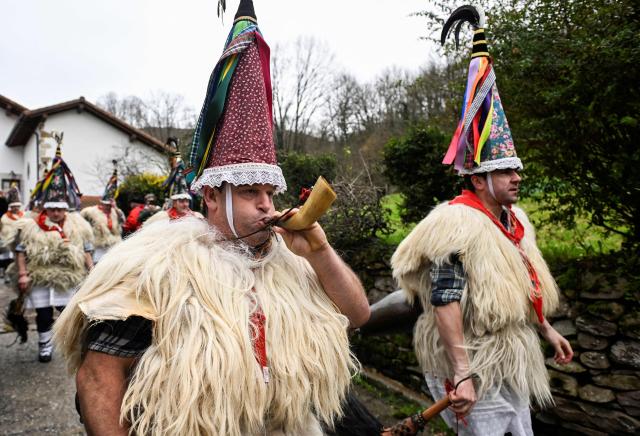"Joaldunak" (bellringers in Basque language) march with big cowbells hanging on their backs during the traditional carnival of Ituren, in the northern Spanish province of Navarre on January 26, 2026. Locals from the neighbouring villages of Ituren and Zubieta dress up and participate in a pilgrimage through both villages in this annual three-day festival, revolving mainly around agriculture and sheep herding. (Photo by ANDER GILLENEA / AFP)