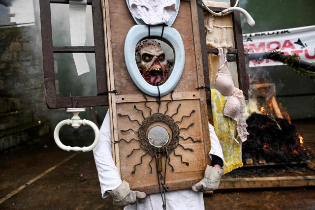 A masked reveller takes part in the traditional carnival of Ituren in the northern Spanish province of Navarre on January 26, 2026. Locals from the neighbouring villages of Ituren and Zubieta dress up and participate in a pilgrimage through both villages in this annual three-day festival, revolving mainly around agriculture and sheep herding. (Photo by ANDER GILLENEA / AFP)
