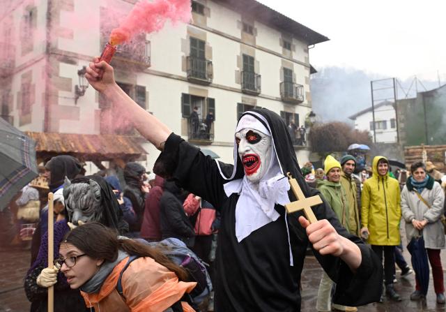 A masked reveller takes part in the traditional carnival of Ituren in the northern Spanish province of Navarre on January 26, 2026. Locals from the neighbouring villages of Ituren and Zubieta dress up and participate in a pilgrimage through both villages in this annual three-day festival, revolving mainly around agriculture and sheep herding. (Photo by ANDER GILLENEA / AFP)