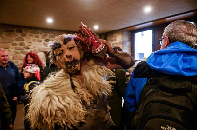 A masked reveller holds an animal skull during the traditional carnival of Ituren in the northern Spanish province of Navarre on January 26, 2026. Locals from the neighbouring villages of Ituren and Zubieta dress up and participate in a pilgrimage through both villages in this annual three-day festival, revolving mainly around agriculture and sheep herding. (Photo by ANDER GILLENEA / AFP)