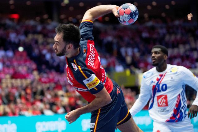 Spain's centre back #09 Ian Tarrafeta Serrano shoots during the men's EHF Euro 2026 main round handball match Spain vs France in Herning, Denmark, on January 26, 2026. (Photo by Bo Amstrup / Ritzau Scanpix / AFP) / Denmark OUT