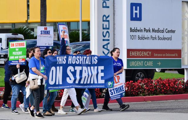 Nurses and healthcare professionals demonstrate during a strike against Kaiser Permanente outside one of their medical facilities in Los Angeles, California, on January 26, 2026. More than 31,000 registered nurses and healthcare professionals represented by the United Nurses Associations of California and the Union of Health Care Professionals began a strike against Kaiser Permanente in California and Hawaii, pushing for increased staffing levels and wage boosts. (Photo by Frederic J. BROWN / AFP)