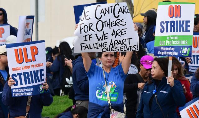 Nurses and healthcare professionals demonstrate during a strike against Kaiser Permanente outside one of their medical facilities in Los Angeles, California, on January 26, 2026. More than 31,000 registered nurses and healthcare professionals represented by the United Nurses Associations of California and the Union of Health Care Professionals began a strike against Kaiser Permanente in California and Hawaii, pushing for increased staffing levels and wage boosts. (Photo by Frederic J. BROWN / AFP)