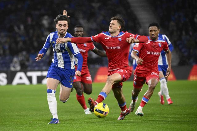 FC Porto's Portuguese defender #52 Martim Fernandes fights for the ball with Gil Vicente's Spanish midfielder #95 Santiago Garcia during the Portuguese League football match between FC Porto and Gil Vicente FC at Dragao stadium in Porto, on January 26, 2026. (Photo by Miguel RIOPA / AFP)