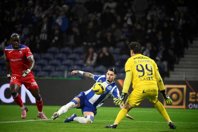 FC Porto's Spanish forward #17 Borja Sainz challenges Gil Vicente's Portuguese goalkeeper #99 Daniel Figueira during the Portuguese League football match between FC Porto and Gil Vicente FC at Dragao stadium in Porto, on January 26, 2026. (Photo by Miguel RIOPA / AFP)