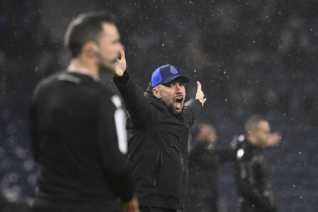 FC Porto's Italian coach Francesco Farioli gestures on the touchline during the Portuguese League football match between FC Porto and Gil Vicente FC at Dragao stadium in Porto, on January 26, 2026. (Photo by Miguel RIOPA / AFP)