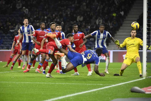 FC Porto's Spanish forward #09 Samuel Omorodion (C) scores his team's first goal from the penalty spot during the Portuguese League football match between FC Porto and Gil Vicente FC at Dragao stadium in Porto, on January 26, 2026. (Photo by Miguel RIOPA / AFP)