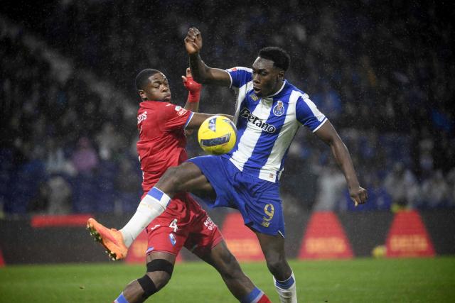 FC Porto's Spanish forward #09 Samuel Omorodion fights for the ball with Gil Vicente's French defender #04 Marvin Elimbi during the Portuguese League football match between FC Porto and Gil Vicente FC at Dragao stadium in Porto, on January 26, 2026. (Photo by Miguel RIOPA / AFP)