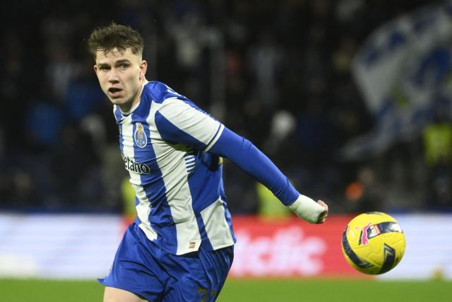 FC Porto's Polish midfielder #77 Oskar Pietuszewski eyes the ball during the Portuguese League football match between FC Porto and Gil Vicente FC at Dragao stadium in Porto, on January 26, 2026. (Photo by Miguel RIOPA / AFP)