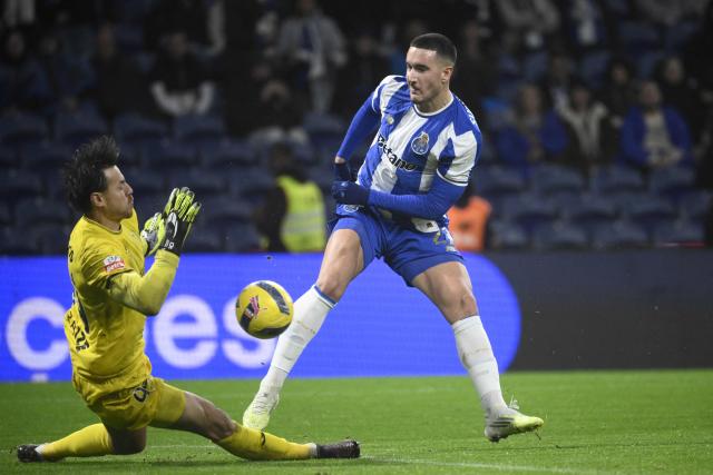 FC Porto's Turkish forward #27 Deniz Gul challenges Gil Vicente's Portuguese goalkeeper #99 Daniel Figueira during the Portuguese League football match between FC Porto and Gil Vicente FC at Dragao stadium in Porto, on January 26, 2026. (Photo by Miguel RIOPA / AFP)