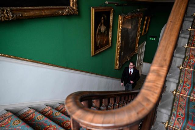 This photo taken on January 16, 2026 shows head butler Stuart Banks working at Dumfries House, headquarters of the King's Foundation near Cumnock, south of Glasgow, Scotland. The 2,000-acre estate is the headquarters of the King's Foundation and at the heart of a new Amazon Prime documentary "Finding Harmony: A King's Vision" which is set to premiere on January 28. (Photo by Andy BUCHANAN / AFP) / TO GO WITH Britain-royals-environment-climate-charity-education, REPORTAGE by Akshata KAPOOR