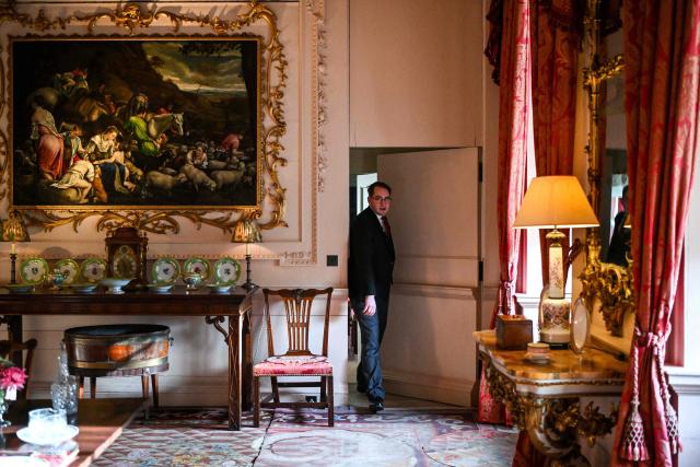 This photo taken on January 16, 2026 shows head butler Stuart Banks working at Dumfries House, headquarters of the King's Foundation near Cumnock, south of Glasgow, Scotland. The 2,000-acre estate is the headquarters of the King's Foundation and at the heart of a new Amazon Prime documentary "Finding Harmony: A King's Vision" which is set to premiere on January 28. (Photo by Andy BUCHANAN / AFP) / TO GO WITH Britain-royals-environment-climate-charity-education, REPORTAGE by Akshata KAPOOR