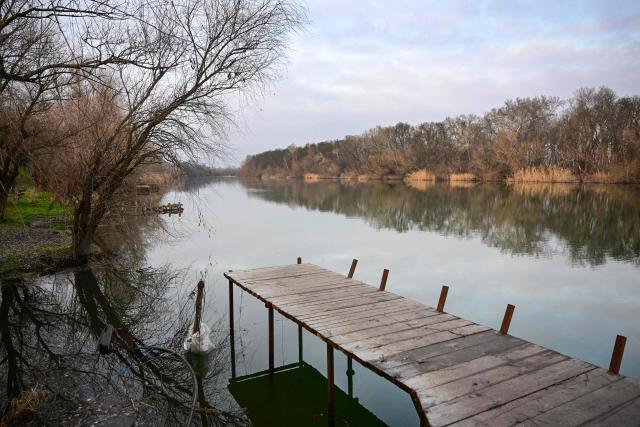 This photograph taken on January 6, 2026 shows a pontoon on the Nistru River, few kilometres from the border crossing point Palanca-Maiaki between Moldova and Ukraine, in Tudora village. Since the start of the conflict in February 2022, Moldova has recorded dozens of violations of its airspace, and several Russian missiles and drones have crashed on its territory. The latest, a Shahed drone carrying 50 kilograms of explosives, fell 12 kilometres northwest of Palenca on January 22 without causing any damage. In November, the former Soviet republic, which is neither a member of the European Union nor NATO, was forced to close its borders. (Photo by Daniel MIHAILESCU / AFP)