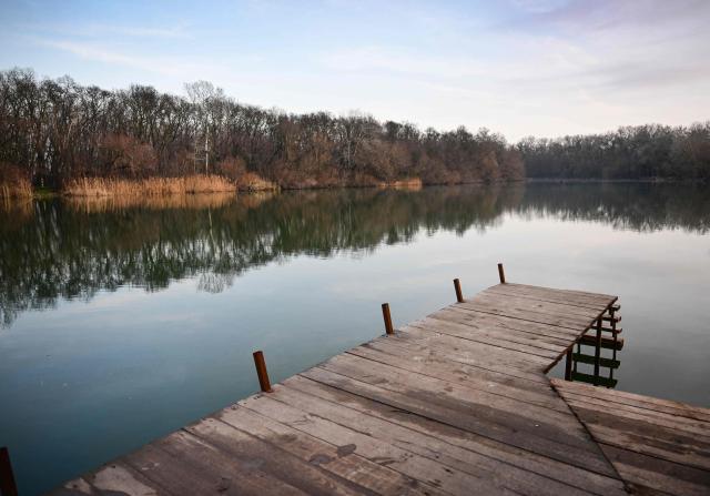 This photograph taken on January 6, 2026 shows a pontoon on the Nistru River, a few kilometres from the border crossing point Palanca-Maiaki between Moldova and Ukraine, in Tudora village. Since the start of the conflict in February 2022, Moldova has recorded dozens of violations of its airspace, and several Russian missiles and drones have crashed on its territorythe latest, a Shahed carrying 50 kilograms of explosives, fell 12 kilometres northwest of Palenca on January 22 without causing any damage. In November, the former Soviet republic, which is neither a member of the European Union nor NATO, was forced to close its borders. (Photo by Daniel MIHAILESCU / AFP)