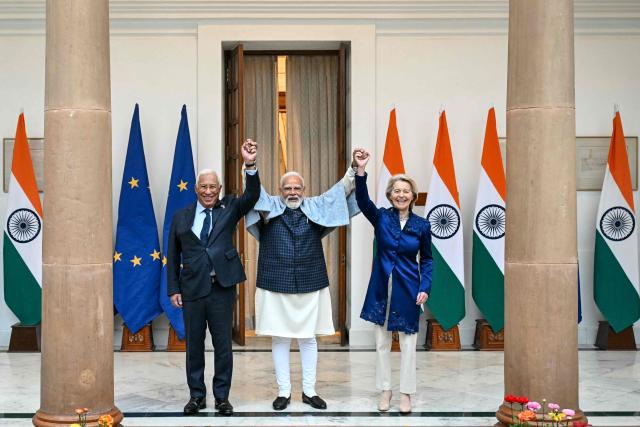 India’s Prime Minister Narendra Modi (C) poses for a photograph with European Commission President Ursula von der Leyen (R) and European Council President Antonio Costa before their meeting at the Hyderabad House in New Delhi on January 27, 2026. The leaders of India and the European Union will announce the "mother of all deals" when they meet in New Delhi to formalise a huge trade pact reached after two decades of negotiations. (Photo by Sajjad HUSSAIN / AFP)