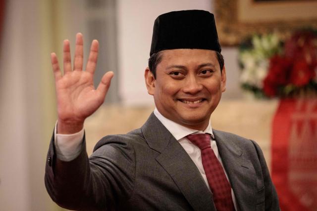 (FILES) Newly appointed Deputy Finance Minister Thomas Djiwandono, nephew of Indonesia's Defence Minister and President-elect Prabowo Subianto, waves to the media after his inauguration at the Presidential Palace in Jakarta on July 18, 2024. Indonesia's parliament confirmed the appointment of President Prabowo Subianto's nephew Djiwandono to the central bank board on January 27, 2026, shrugging off concerns about the financial institution's independence. (Photo by Yasuyoshi CHIBA / AFP)