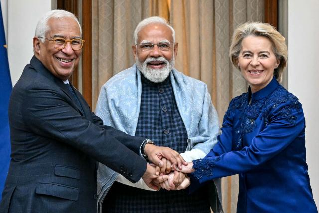 India’s Prime Minister Narendra Modi (C) poses for a photograph with European Commission President Ursula von der Leyen (R) and European Council President Antonio Costa before their meeting at the Hyderabad House in New Delhi on January 27, 2026. The leaders of India and the European Union will announce the "mother of all deals" when they meet in New Delhi to formalise a huge trade pact reached after two decades of negotiations. (Photo by Sajjad HUSSAIN / AFP)