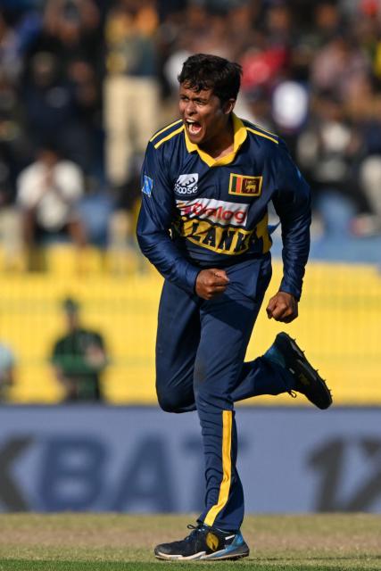 Sri Lanka's Jeffrey Vandersay celebrates after taking the wicket of England's Jacob Bethell during the third one-day international (ODI) cricket match between Sri Lanka and England at the R. Premadasa International Cricket Stadium in Colombo on January 27, 2026. (Photo by Ishara S. KODIKARA / AFP)