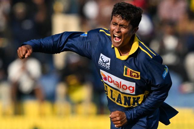 Sri Lanka's Jeffrey Vandersay celebrates after taking the wicket of England's Jacob Bethell during the third one-day international (ODI) cricket match between Sri Lanka and England at the R. Premadasa International Cricket Stadium in Colombo on January 27, 2026. (Photo by Ishara S. KODIKARA / AFP)