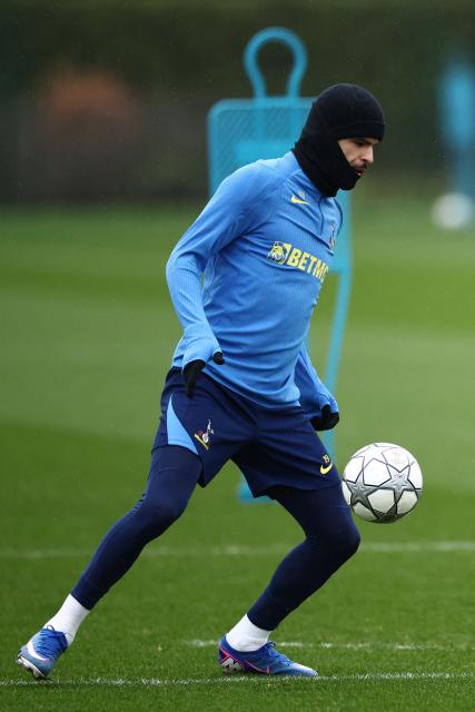 Tottenham Hotspur's English forward #19 Dominic Solanke takes part in a team training session at the Tottenham training centre in Enfield, north London, on January 27, 2026, the eve of their UEFA Champions League league phase football match against Eintracht Frankfurt in Germany. (Photo by Henry NICHOLLS / AFP)