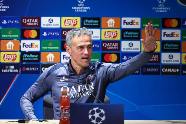 Paris Saint-Germain's Spanish headcoach Luis Enrique waves as he attends a press conference at the Campus Paris Saint-Germain in Poissy, in the western outskirts of Paris on January 27, 2026, on the eve of the UEFA Champions League first round day 8 football match between Paris Saint-Germain and Newcastle. (Photo by FRANCK FIFE / AFP)