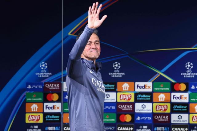 Paris Saint-Germain's Spanish headcoach Luis Enrique waves as he attends a press conference at the Campus Paris Saint-Germain in Poissy, in the western outskirts of Paris on January 27, 2026, on the eve of the UEFA Champions League first round day 8 football match between Paris Saint-Germain and Newcastle. (Photo by FRANCK FIFE / AFP)