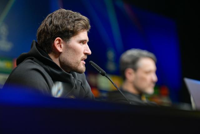 Dortmund's Swiss goalkeeper #01 Gregor Kobel delivers a press conference in Dortmund, western Germany, on January 27, 2026, on the eve of the UEFA Champions League league phase - day 8 football match between Borussia Dortmund and Inter Milan. (Photo by SASCHA SCHUERMANN / AFP)