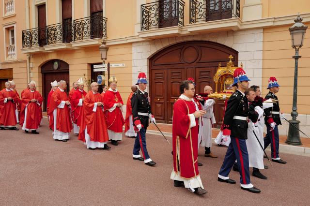 Clergymen walk on the Place du Palais square during the traditional festivities of Sainte Devote in the Principalty of Monaco on January 27, 2026. (Photo by Valery HACHE / AFP) / NO TABLOIDS WEB & PRINT, NO DAILY MAIL, NO DAILY MAIL GROUP, NO VOICI, NO CLOSER