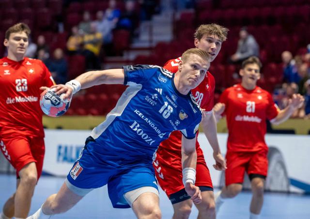 Iceland's pivot #18 Ellidi Snaer Vidarsson throws the ball during the men's EHF Euro 2026 main round handball match Switzerland v Iceland in Malmoe, Sweden, on January 27, 2026. (Photo by Johan NILSSON / TT NEWS AGENCY / AFP) / Sweden OUT