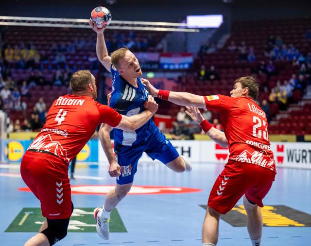 Iceland's right back #14 Omar Magnusson (C), Switzerland's left back #04 Lenny Rubin (L) and Switzerland's pivot #23 Lukas Laube (R) vie for the ball during the men's EHF Euro 2026 main round handball match Switzerland v Iceland in Malmoe, Sweden, on January 27, 2026. (Photo by Johan NILSSON / TT NEWS AGENCY / AFP) / Sweden OUT