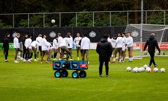 PSV Eindhoven's players attend a training session at the Herdgang stadium in Eindhoven on January 27, 2026, on the eve of the UEFA Champions League first round day 8 football match between PSV Eindhoven and FC Bayern Munich. (Photo by Iris van den Broek / ANP / AFP) / Netherlands OUT