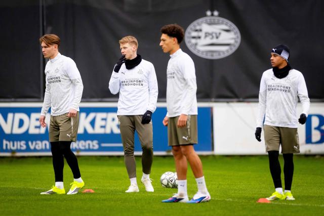 PSV Eindhoven's Dutch midielders #35 Joel van den Berg (L) and #22 Jerdy Schouten (2nd L) attend a training session at the Herdgang stadium in Eindhoven on January 27, 2026, on the eve of the UEFA Champions League first round day 8 football match between PSV Eindhoven and FC Bayern Munich. (Photo by Iris van den Broek / ANP / AFP) / Netherlands OUT