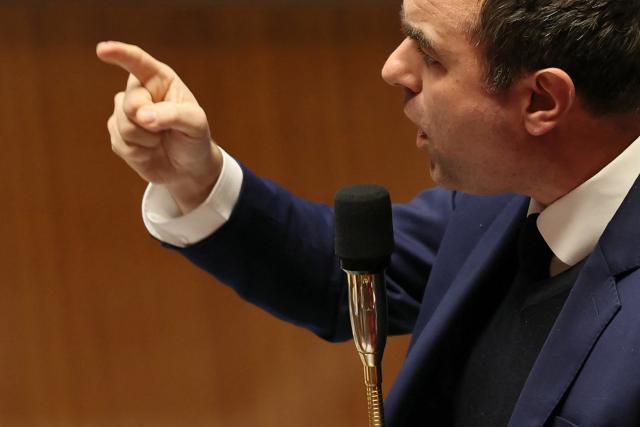 France's Prime Minister Sebastien Lecornu gestures as he delivers a speech during a session of questions to the government at The National Assembly, France's lower house parliament, in Paris on January 27, 2026. On January 27, 2026, the Assembly is expected to reject two new motions of no confidence tabled by the left outside the PS and the far right, in response to Sebastien Lecornu's decision to once again use Article 49.3 to push through the expenditure section and the entire state budget for 2026. (Photo by Dimitar DILKOFF / AFP)