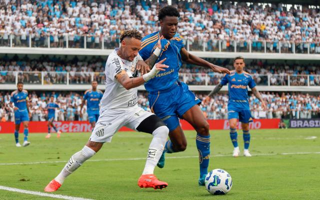 (FILES) Santos' forward #10 Neymar (L) and Cruzeiro's midfielder #20 Ryan Guilherme fight for the ball during the Brasileirao Serie A football match between Santos and Cruzeiro at the Urbano Caldeira Stadium in Santos, Sao Paulo state, Brazil on December 7, 2025. Champion of the Brasileirao and the Copa Libertadores, Flamengo is the favourite in the 2026 Brazilian league season, which the red-and-black team kicks off on January 28, 2026 against Sao Paulo while trying to finalise the arrival of Lucas Paqueta from England's West Ham. (Photo by Miguel Schincariol / AFP)