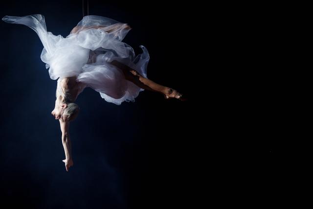 An acrobat performs during the Stephane Rolland Women's Haute Couture Spring/Summer 2026 collection fashion show as part of the Paris Haute Couture Fashion Week, in Paris, on January 27, 2026. (Photo by GEOFFROY VAN DER HASSELT / AFP)
