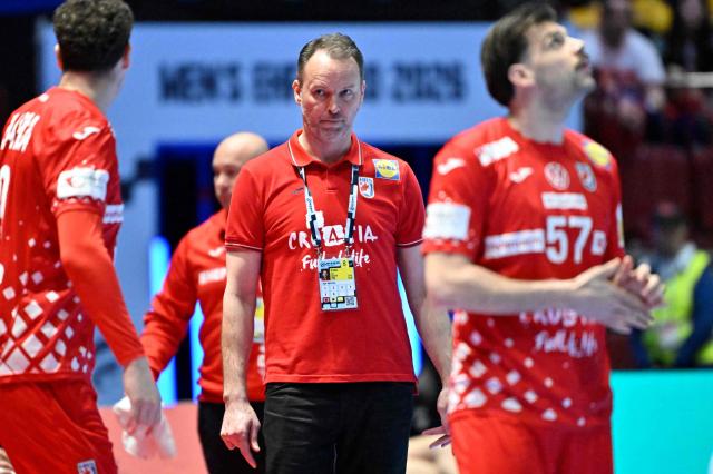 Croatia's coach Dagur Sigurdsson (C) looks on during the men's EHF Euro 2026 main round handball match Slovenia v Croatia in Malmoe, Sweden, on January 27, 2026. (Photo by Johan Nilsson/TT / TT NEWS AGENCY / AFP) / Sweden OUT